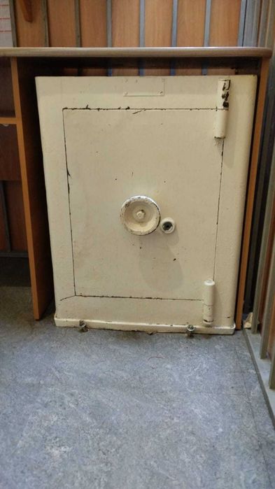 Сейф. Советский. Не сгораемый. В отличном сомтоянии.