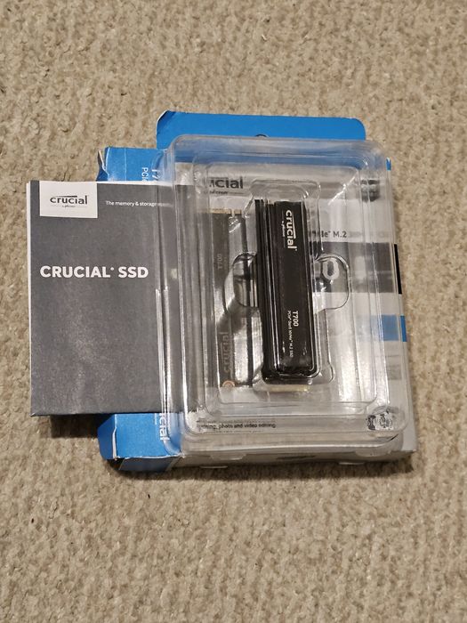 SSD Crucial T700  4TB Gen5 NVMe M.2 SSD with heatsink