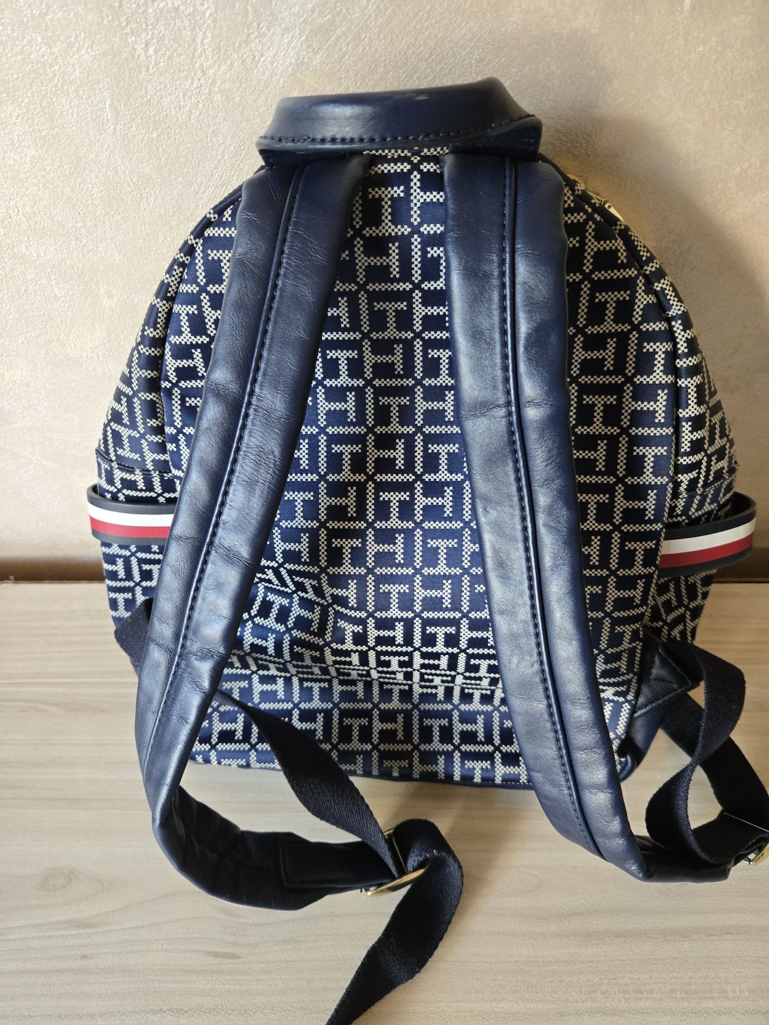 Оригинална чанта Tommy hilfiger