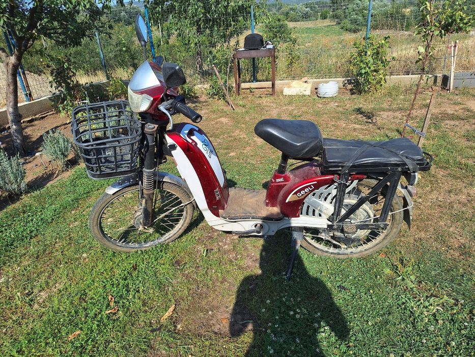 Vand moped electric sau schimb cu găini