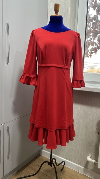 Платье красное.