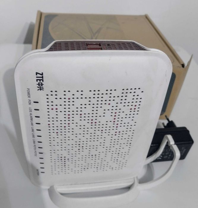 Vând router  ZTE