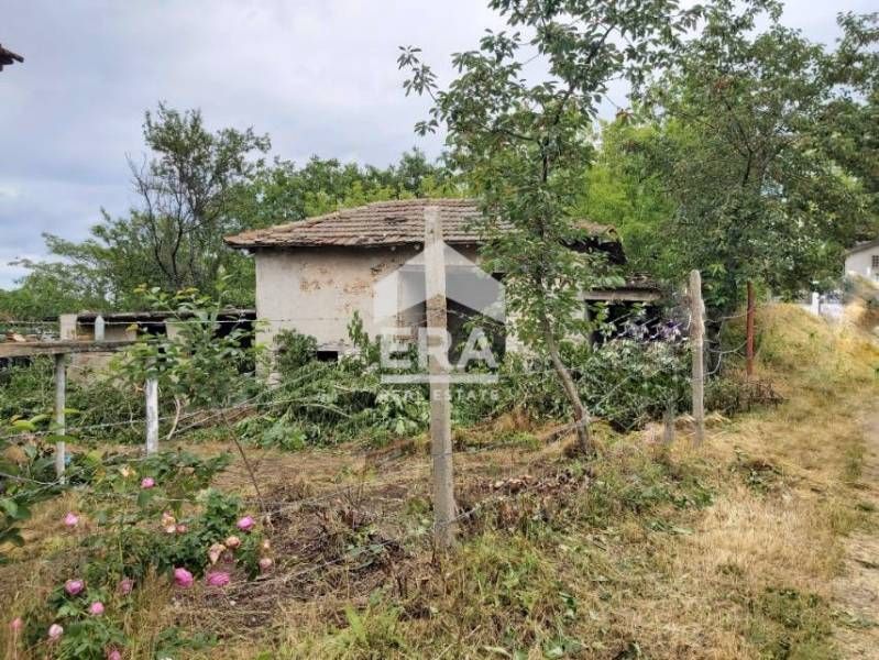 Ексклузивна двуетажна къща за ремонт в централната част на село Конста