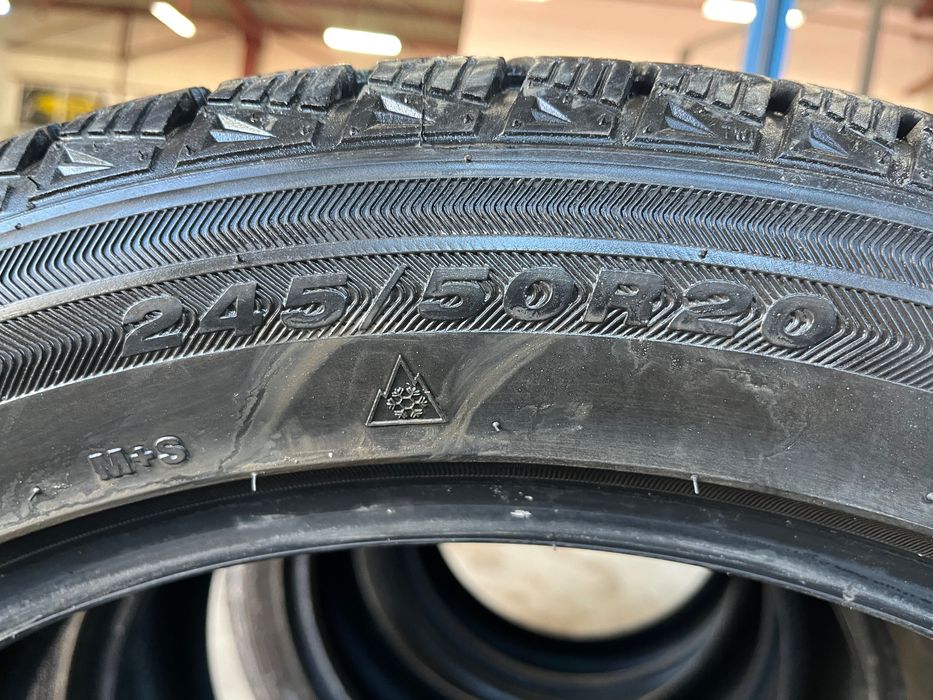 Продам зимние шины липучки 245/50 R20