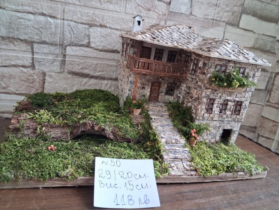 Ръчно изработени макети на къщи.