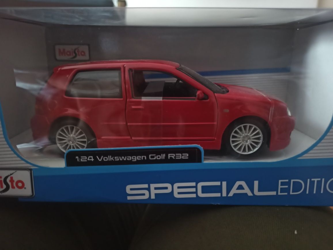 Mașinuță Maisto Volkswagen Golf R32 Noriel