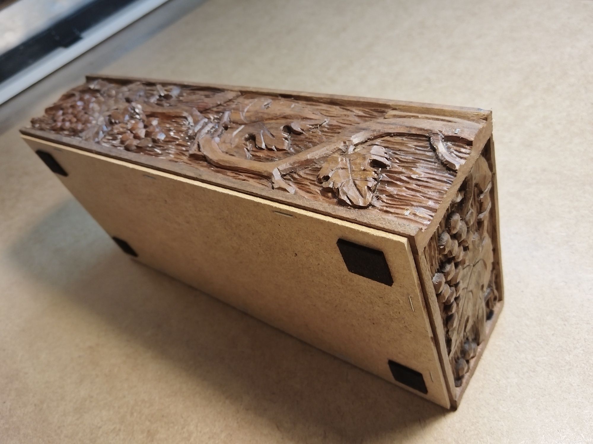 Decoratiune masa fructiera sculptata manual