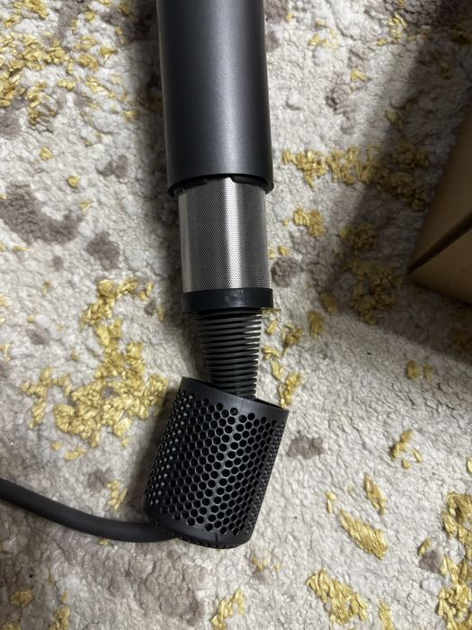 Uscator de par asemanator dyson