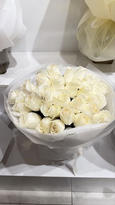 Голландские белые розы прауд