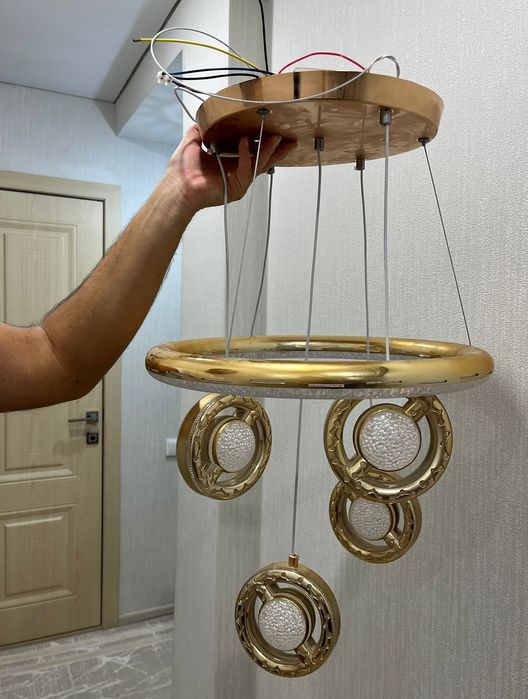 Продам люстру в отличном состоянии