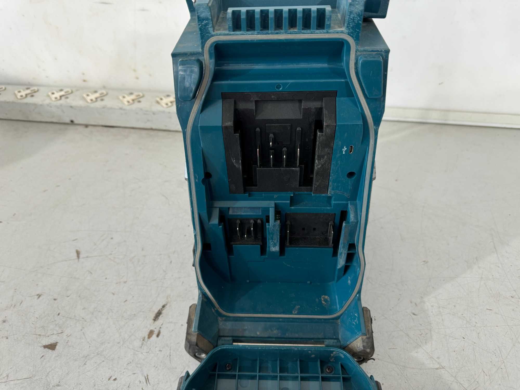 Радио - Makita MR003G