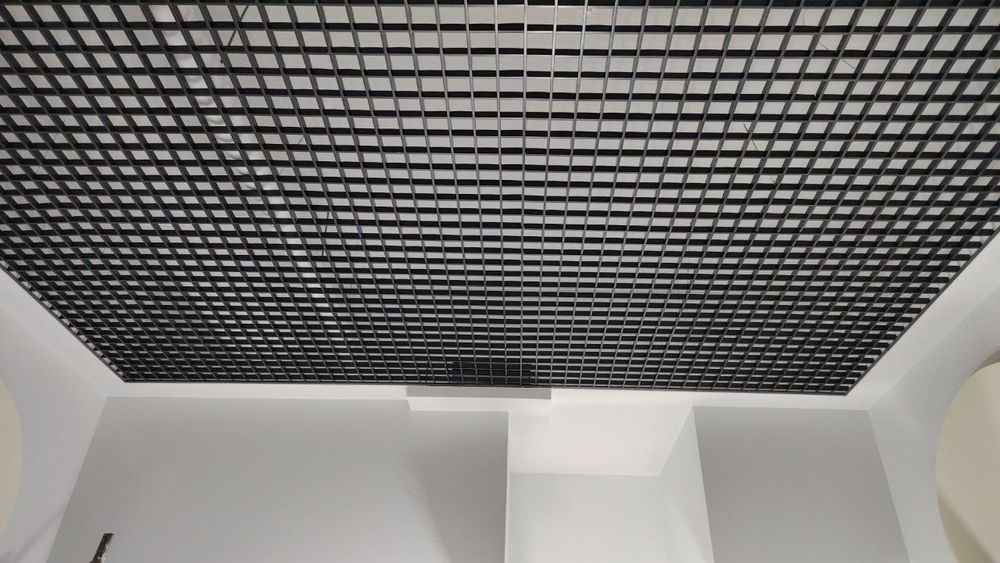 grilyato urnatish. ustanovka podvesnoy potolok