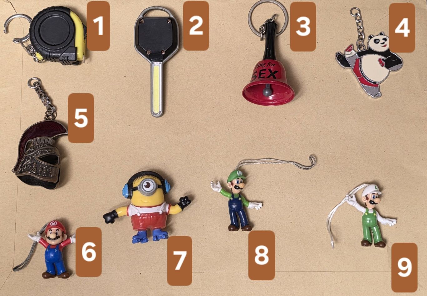 Brelocuri şi figurine diverse