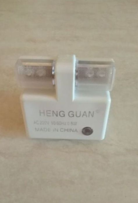 Lumina veghe 0.5 w discreta.  Nu obosește ochii.