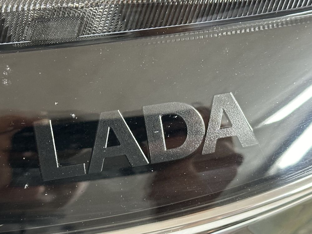 Продам передние фары для Lada vesta