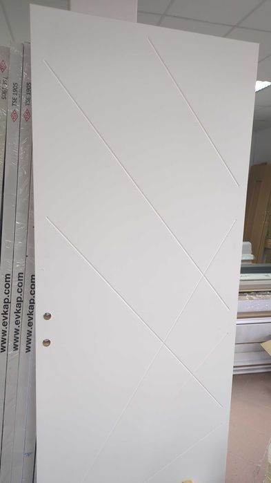 Бели интериорни врати на склад в София