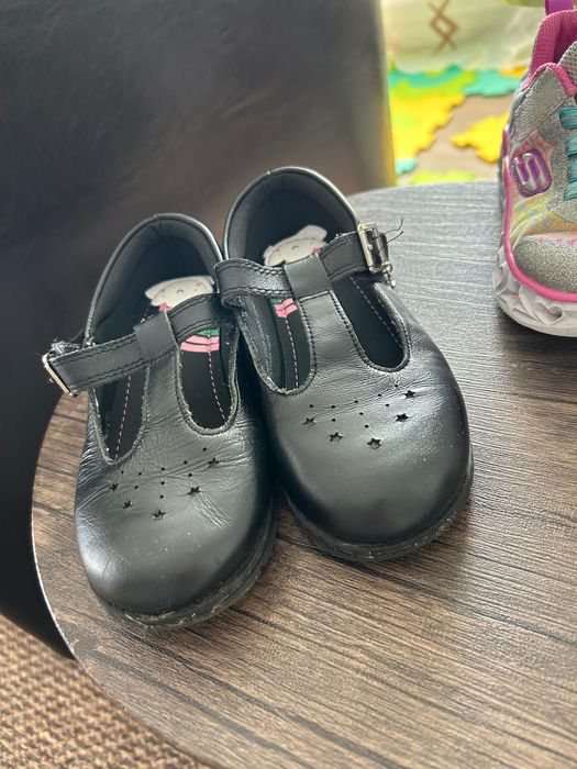 Vand adidasi și blugi