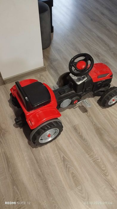 Tractor copii roșu aproape nou