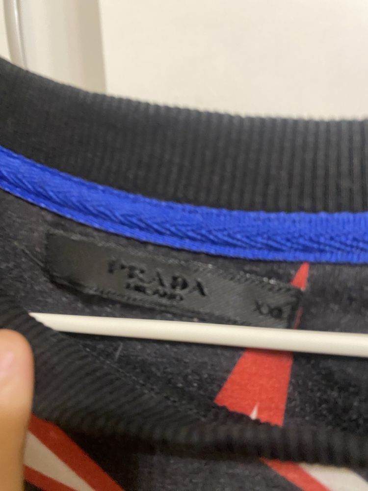 Лонгслив с принтом prada
