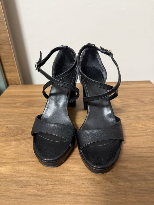 Черни сандали на висок ток