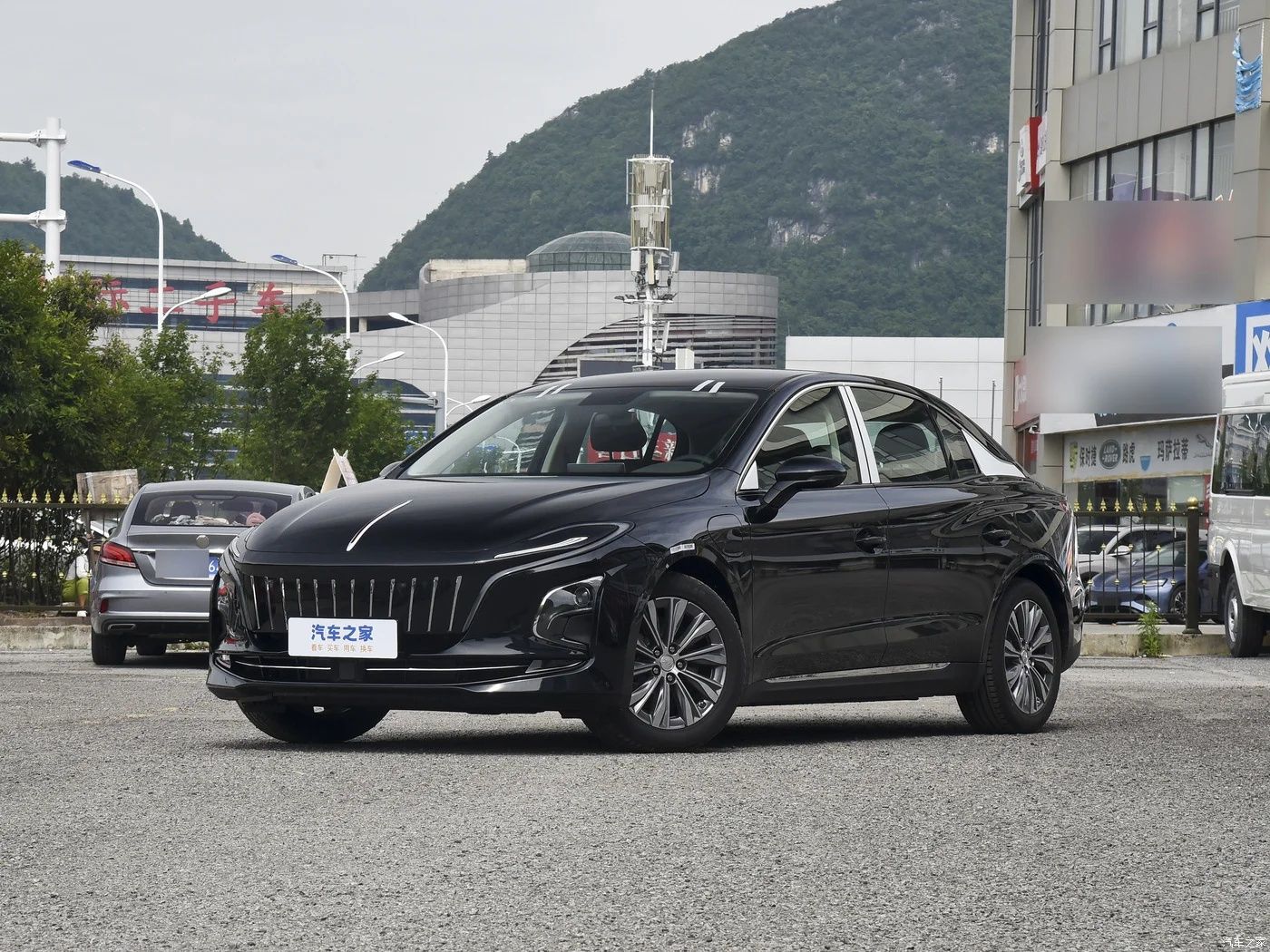 Hongqi eqm-5-dagi O'ng old qanot | Крыло на HONGQI EQM-5