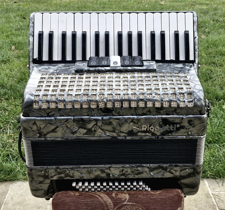 Vând acordeon Parrot/Rigoleto cu 60 basi