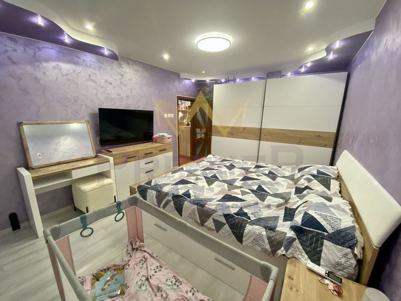 Продава се Тристаен апартамент в Перник, Изток - 73 кв.м за 1439 €/кв.м - Снимка #1