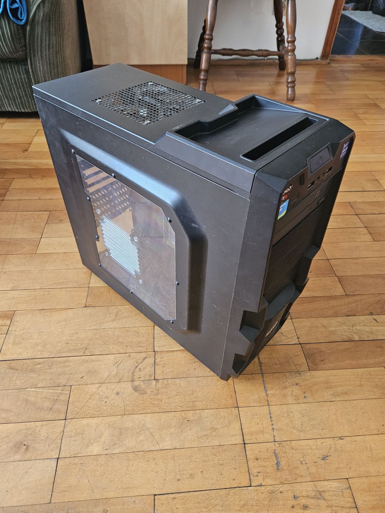 Carcasa PC Cooler Master iluminata