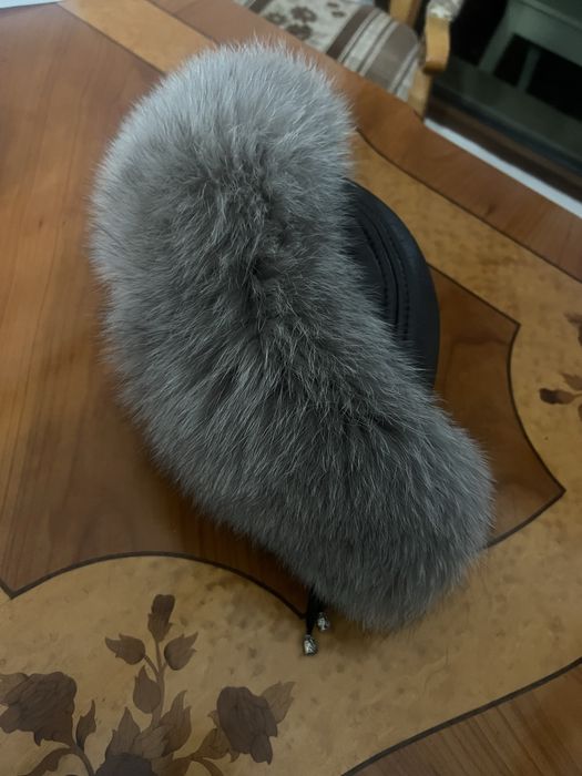 Vand caciula din blana de vulpe si piele de miel