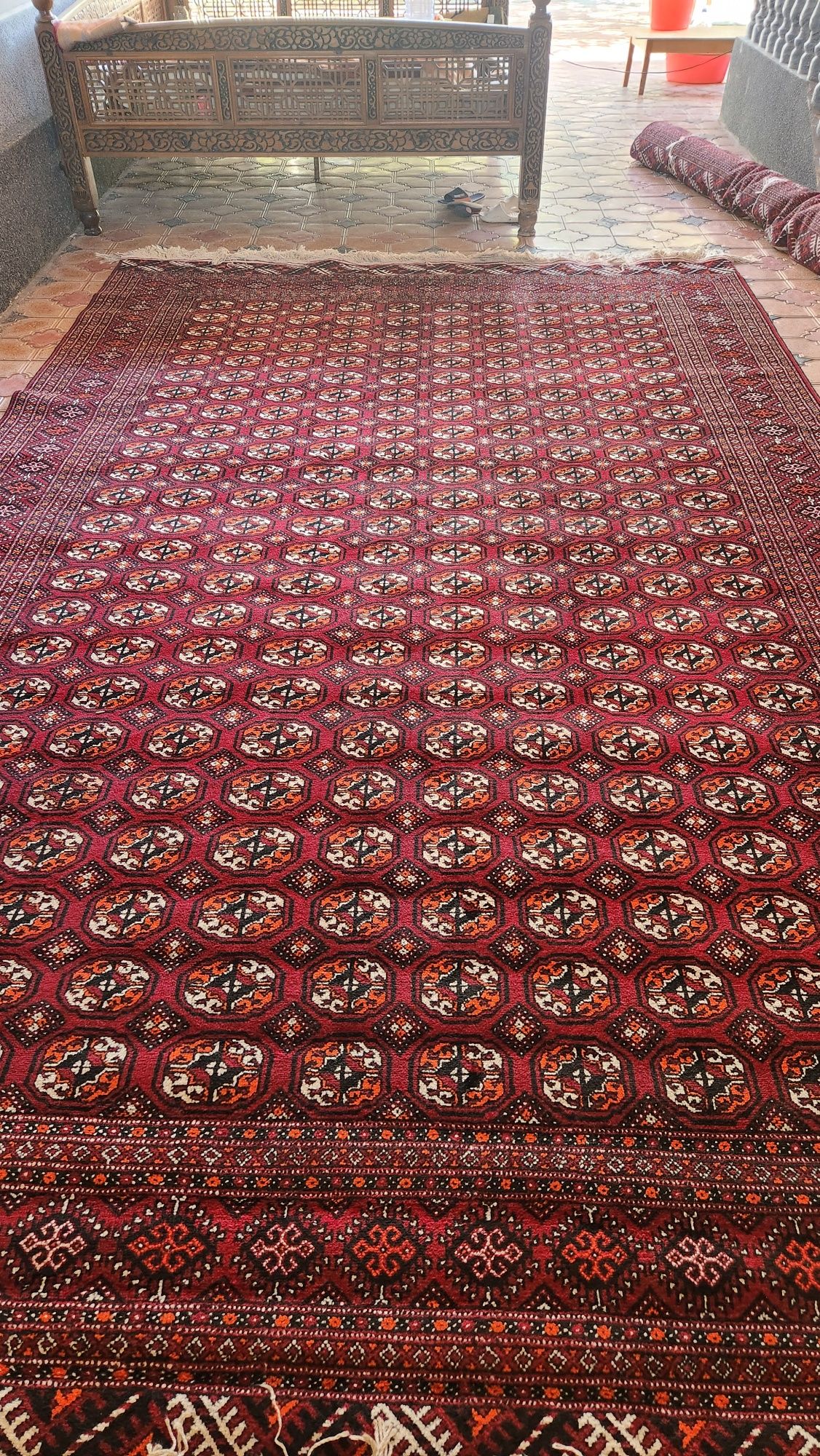 Turkman gilam qo'lda to'qilgan