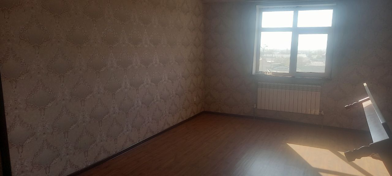 Kvartira sotiladi yangi 5 etajka dom 4 etaj 3 xona