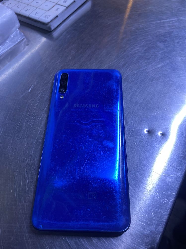 Samsung 50 xolati yaxshi karobka dokument bor