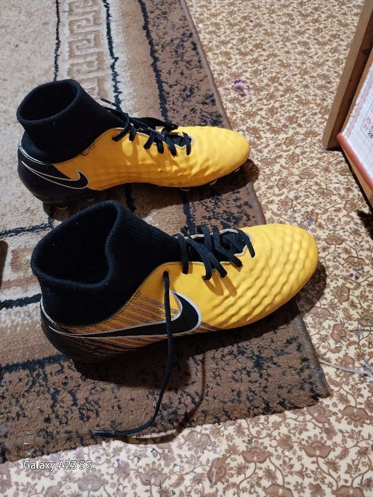 Здравейте колеги/приятели, погледнете този модел Nike Magista Onda ll