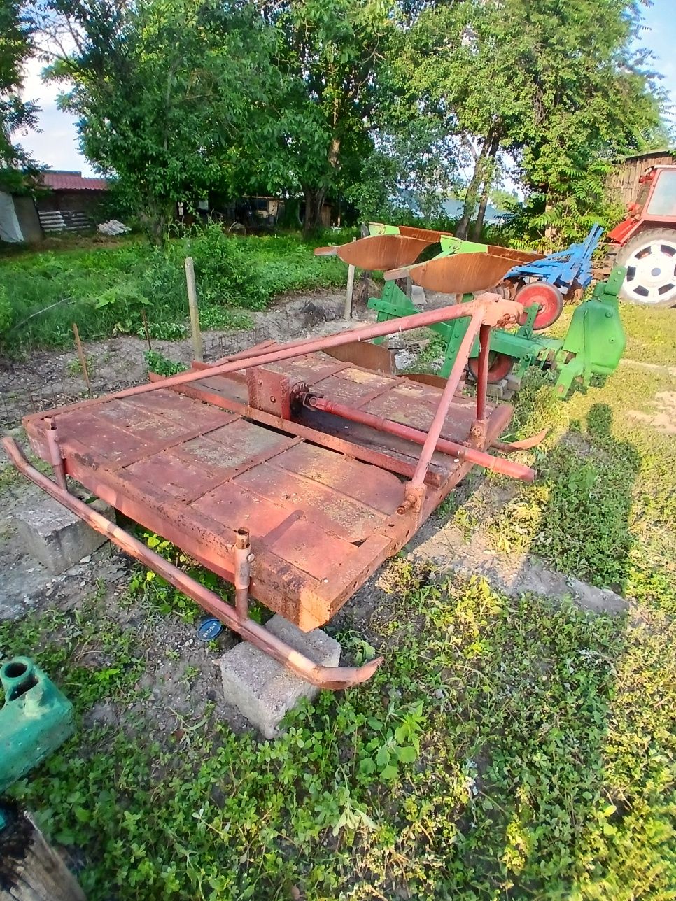 Vând tractor u445L plus utilaje