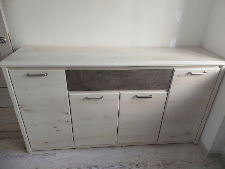 Срочно продаётся комод-шкаф для одежды. Состояние отличное.