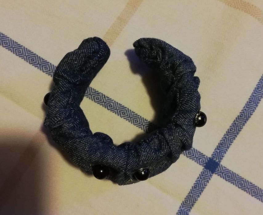 Дънкова гривна с черни перли