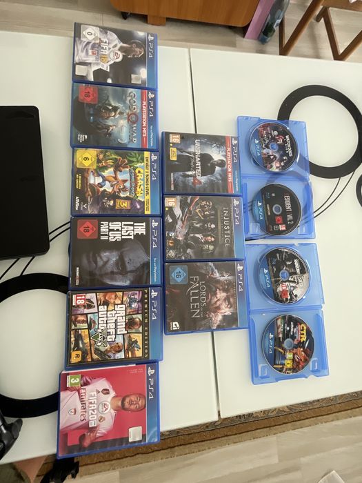 Vand PS4 slim cu doua manete , 13 jocuri , cablu HDMI