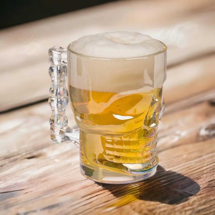 Pahar cu maner in forma de craniu 500 ml Halba din sticla pentru bere