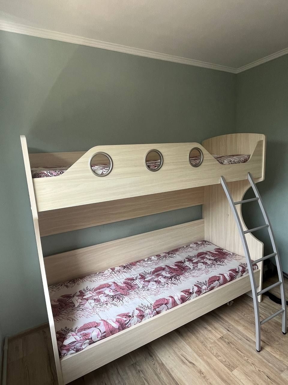 Двухъяросная детская кровать