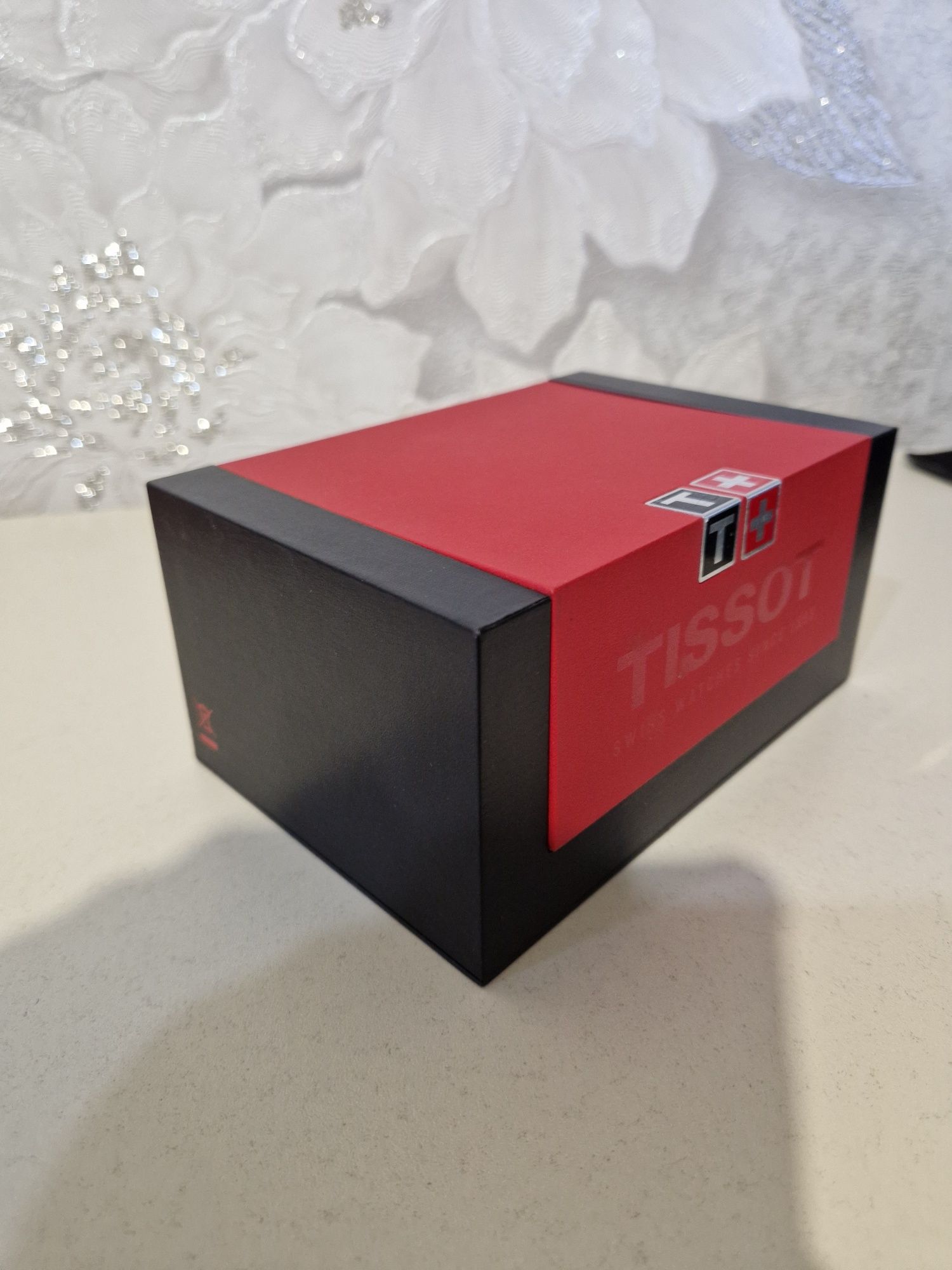 Продается швейцарская коробка от часов Tissot неплохого состояния