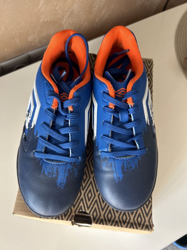 Детски стоножки за футбол umbro, номер 30