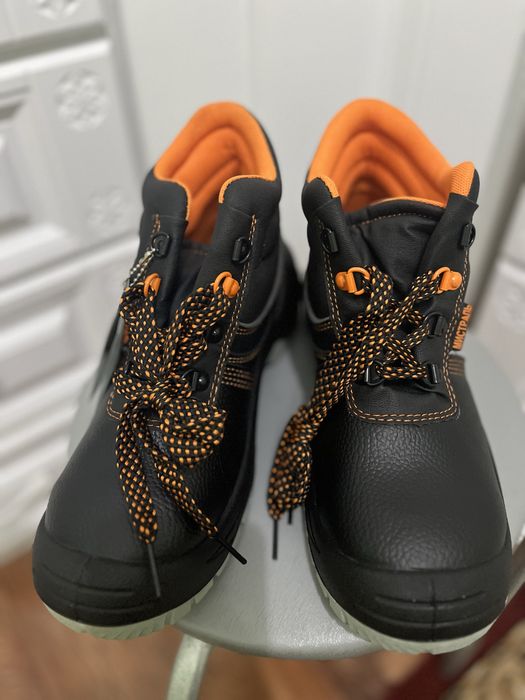 Продаются спец ботинки