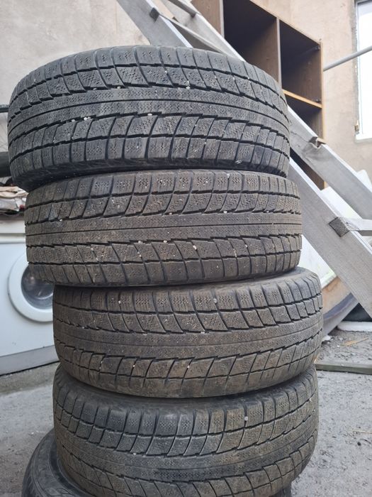 Зимние шины Транжел комплект хорошем состоянии на диске стоит