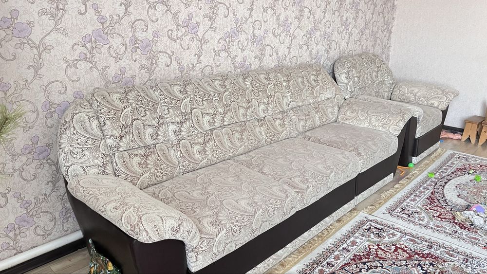 Срочно продам диван с креслой