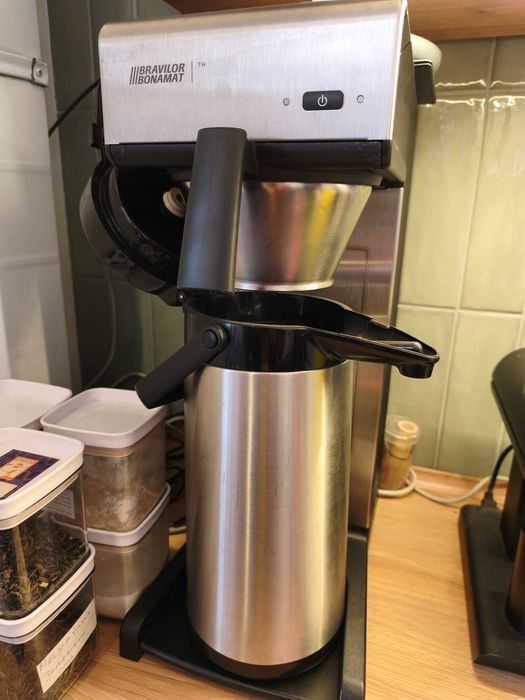 Много оборудования для кафе и бара