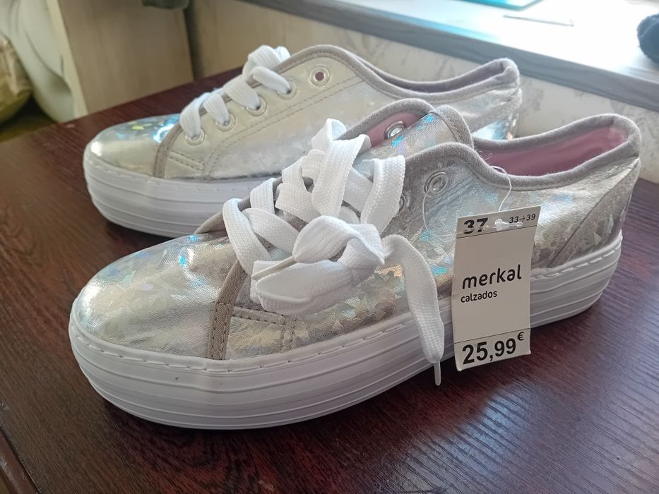 Кроссовки женские