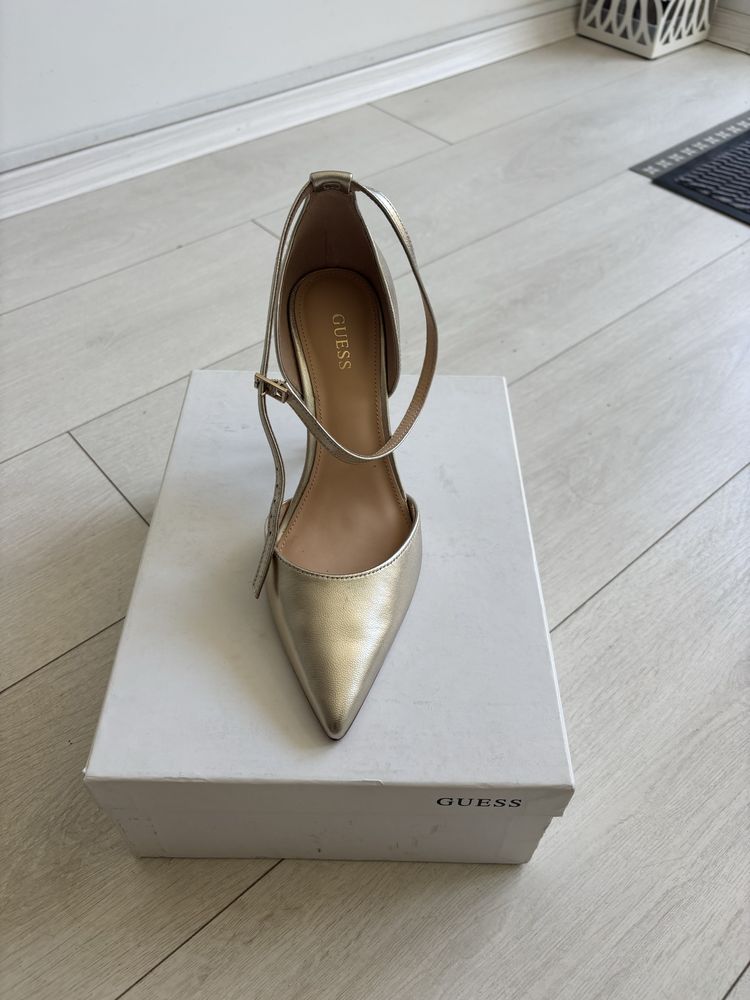 Обувки на ток Guess от естествена кожа.