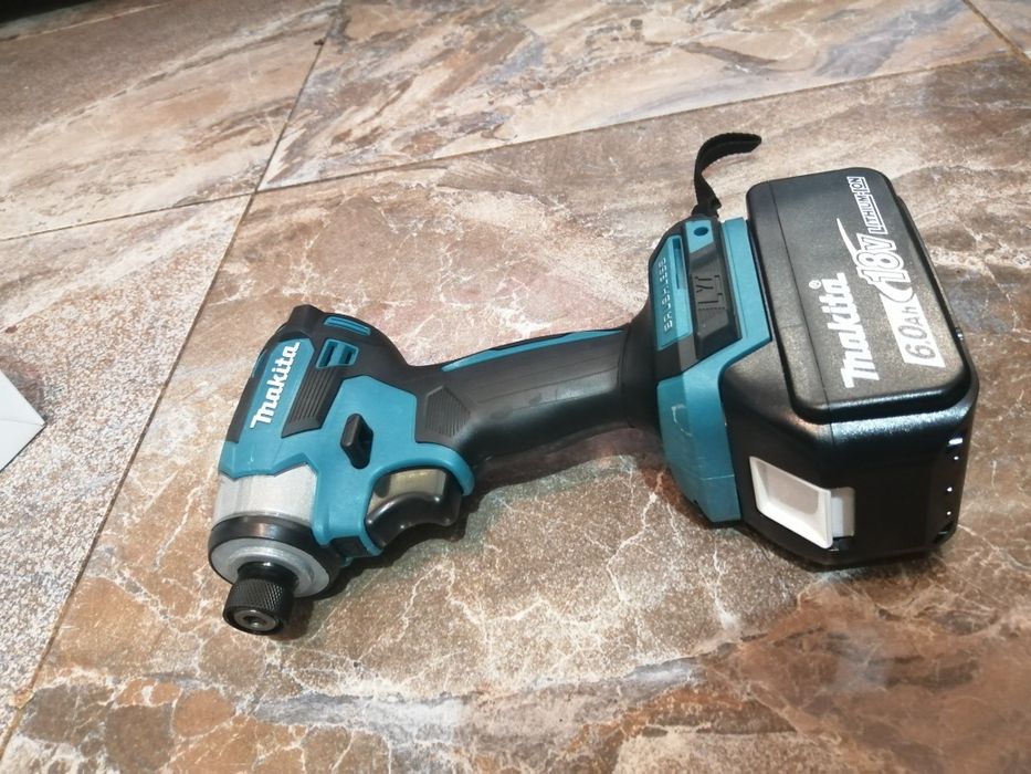 Impact Makita DTD 173 cu baterie de 6A