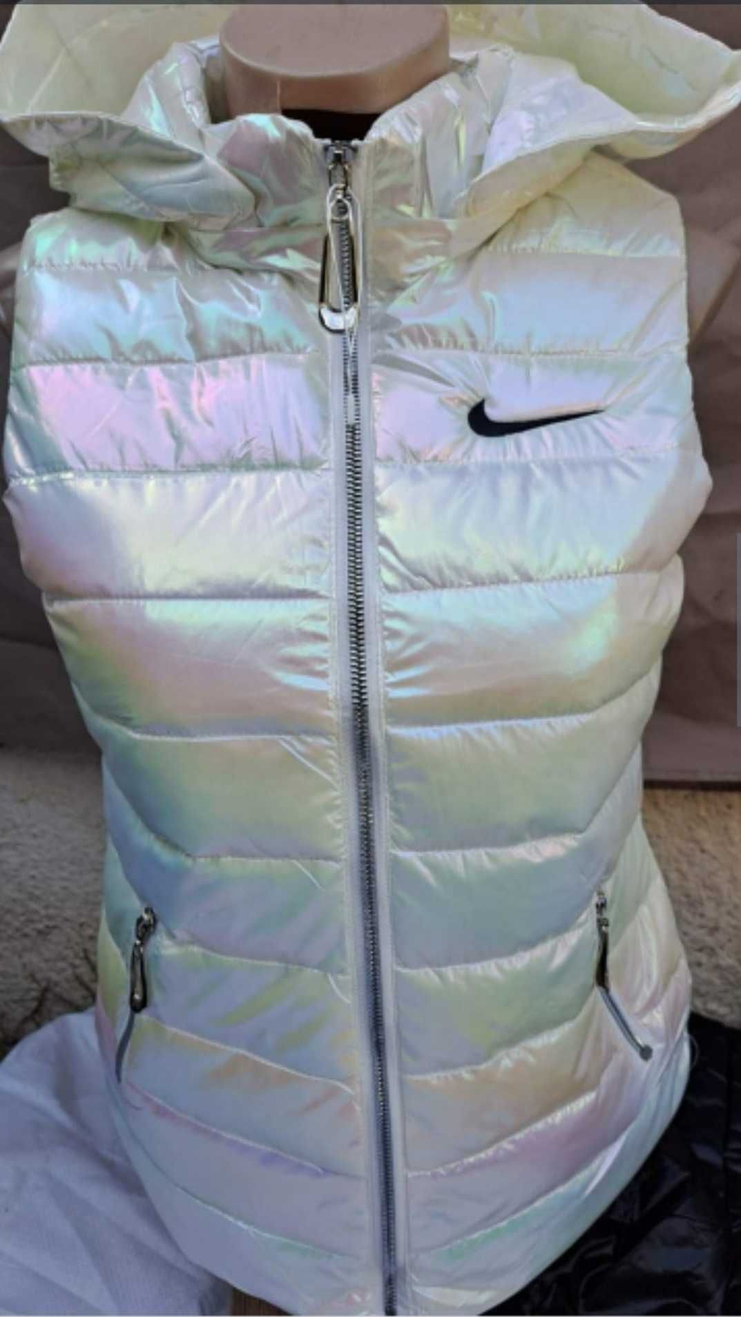 Vesta scurta dama cu gluga detasabila Nike alb perlat masura S