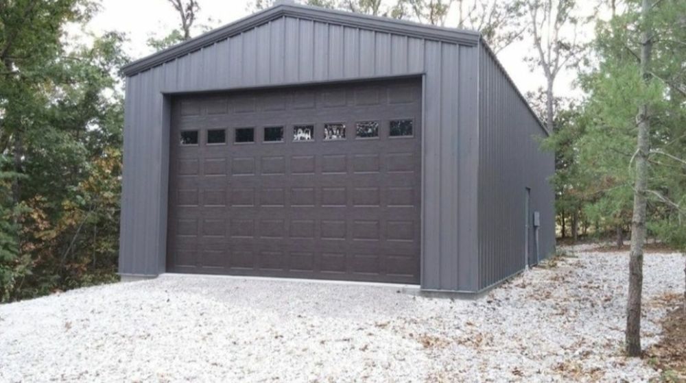 Vând garaje și șoproane de mașini . Acestea sunt construite din materi